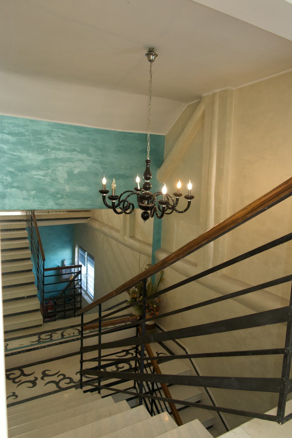 Stepenište sa lusterom u domu Dionalux