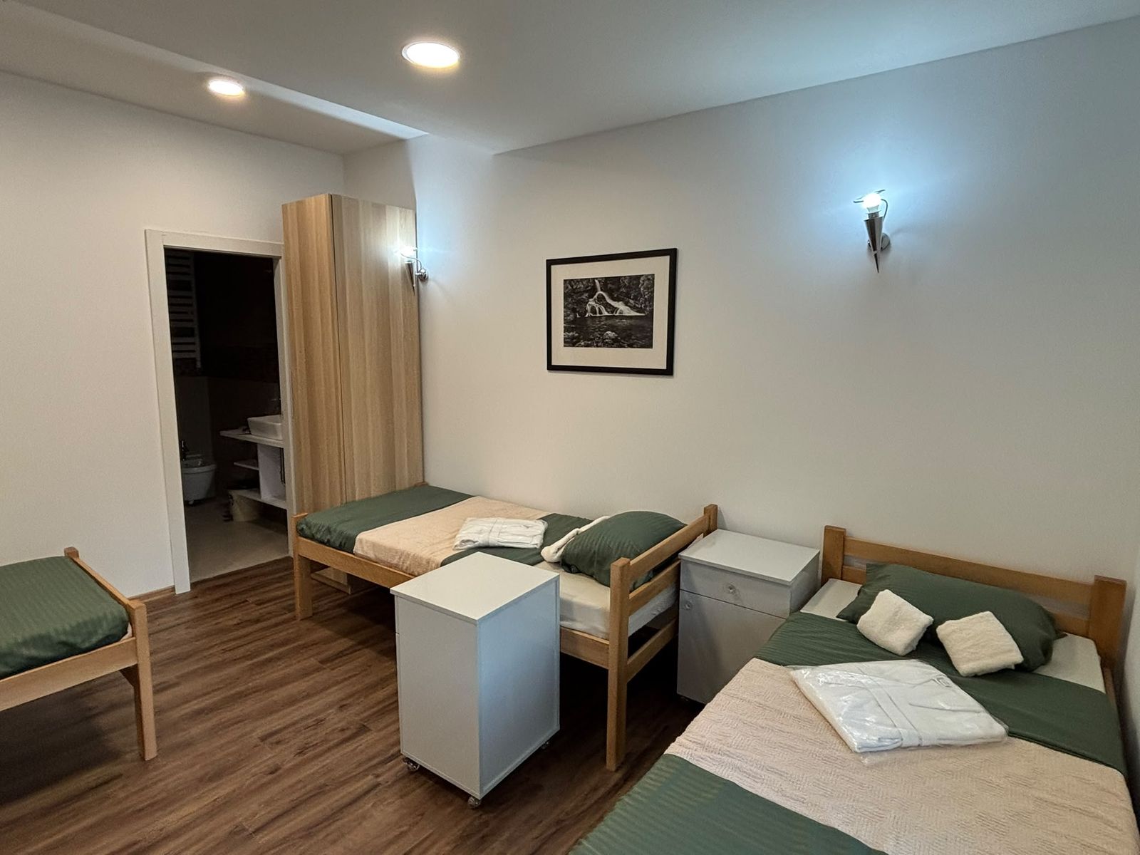 Trokrevetna soba sa noćnim ormarićima